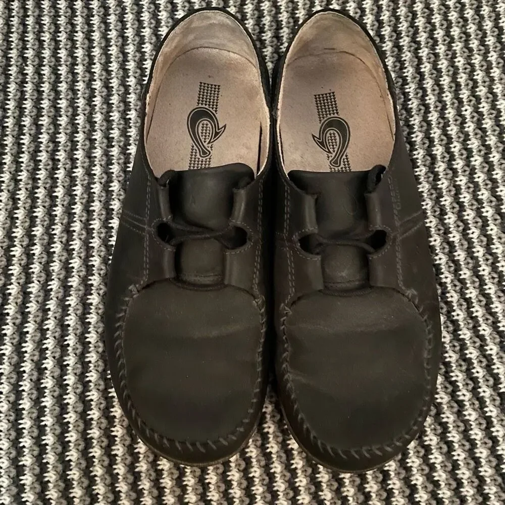 OluKai Honua black leather shoe men’s size 8, women’s 11